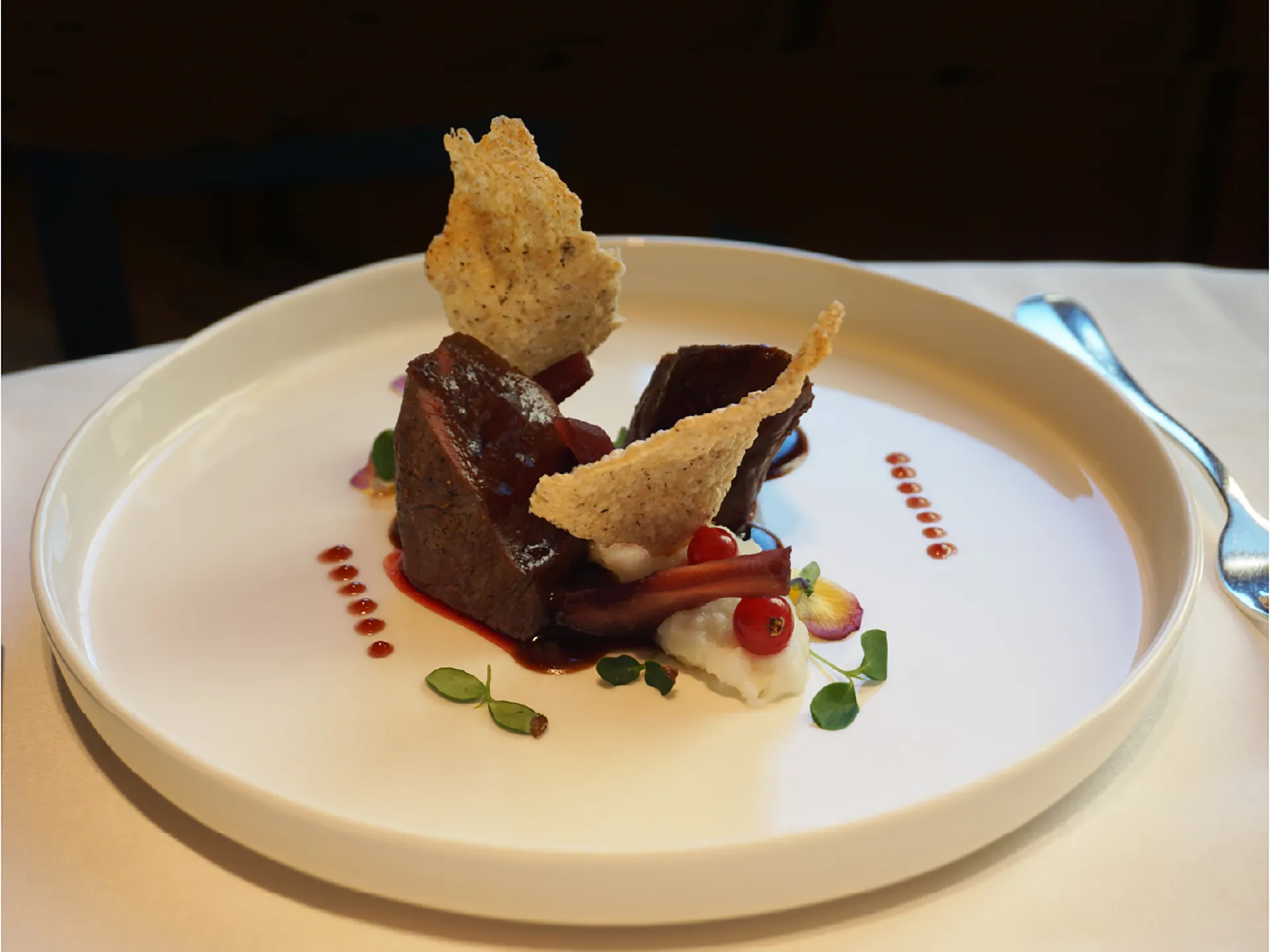 Nell'immagine, un piatto di carne servito presso il ristorante del Grand Hotel della Posta.