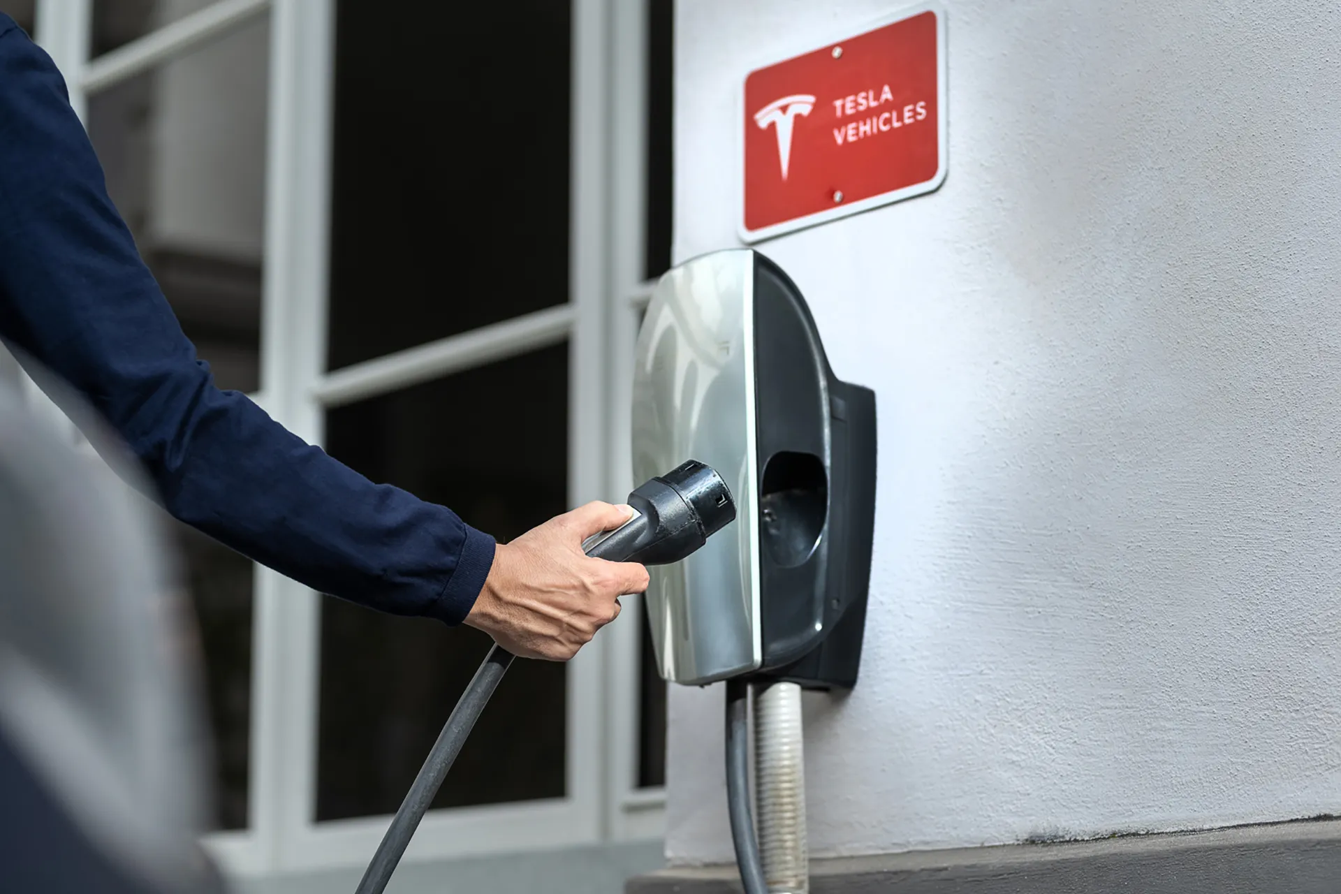 Nell'immagine, il primo piano di una stazione di ricarica per auto elettriche presso il Grand Hotel della Posta.